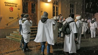 Fasnächtler stehen vor dem Gemeindehaus von Erlinsbach SO Fasnächtler stehen vor dem Gemeindehaus von Erlinsbach SO