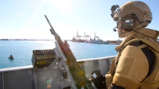 Ein Soldat an einem Maschinengewehr Ein Soldat an einem Maschinengewehr