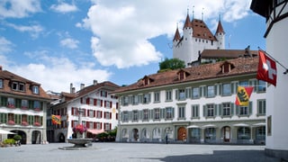 Blick auf den Thuner Rathausplatz (im Sommer). Blick auf den Thuner Rathausplatz (im Sommer).