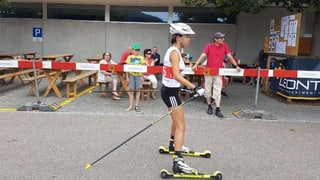 Eine Nachwuchs-Athletin auf Roll-Ski mit Stöcken
