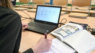 Schülerin an Laptop