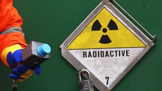 Ein Schild mit der Aufschrift «radioactive» Ein Schild mit der Aufschrift «radioactive»