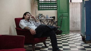 Der Kubaner Emilio, sitzend in einem Sessel in seiner Heimat Kuba.
