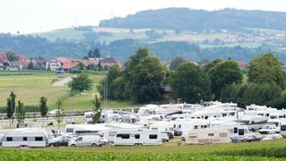 Wohnwagen auf Feld neben dem Autobahnrastplatz in Wileroltigen Wohnwagen auf Feld neben dem Autobahnrastplatz in Wileroltigen
