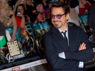 Schauspieler Robert Downey Jr. schaut nach links und lacht