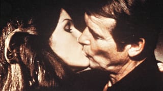 Eine Frau und ein Mann küssen sich innig.