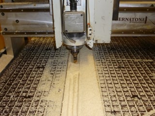 Mit 18'000 Touren und auf den Hundertstelmillimeter genau frist sich die computergesteuerte Fräse in die schönsten Fichtenbretter 