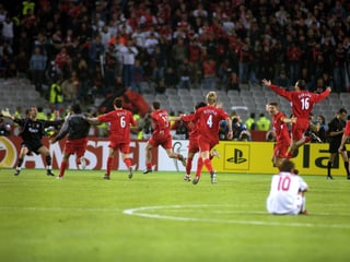 Die Liverpool-Spieler stürmen Richtung Goalie Jerzy Dudek, nachdem sie 2005 das Elfmeterschiessen gegen den AC Mailand gewonnen haben.