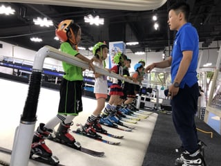 Chinesische Kinder auf dem Rollband Chinesische Kinder auf dem Rollband