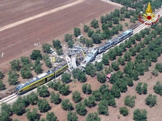 Luftaufnahme der Unglückstelle - die zwei Züge sind verkeilt.