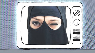 Ein verhülltes Gesicht einer Frau in einem Fernseher.