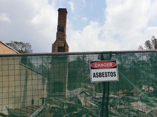 Eingezäunte Ruinen in Cobargo.