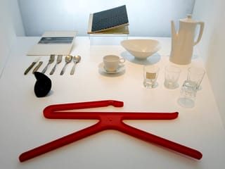 Alltagsgegenstände: Kleiderbügel, Besteck, Gläser, Kaffeegeschirr Alltagsgegenstände: Kleiderbügel, Besteck, Gläser, Kaffeegeschirr