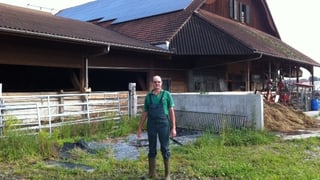 Der Biobauer Franz Helfenstein vor seiner Scheune mit der Solarnalge.
