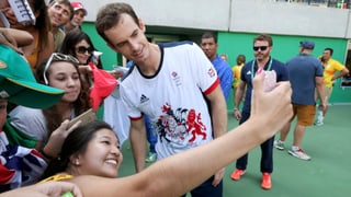 Andy Murray posiert mit einem Fan für ein Selfie.