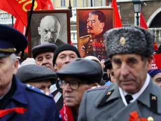 Kommunisten mit Bildern von Stalin und Lenin