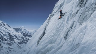 Mann hängt an einem Berg Mann hängt an einem Berg