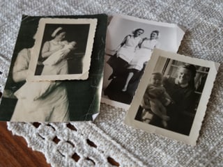 Alte Fotos mit einer Kinderschwester in Schwesterntracht mit Baby auf dem Arm. Alte Fotos mit einer Kinderschwester in Schwesterntracht mit Baby auf dem Arm.