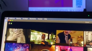 ein Bildschirm mit verschiedenen Videocalls drauf ein Bildschirm mit verschiedenen Videocalls drauf