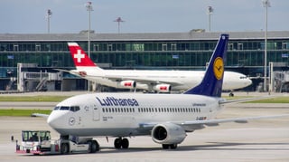 Ein Lufthansa- und ein Swiss-fFlugzeug stehen am Boden in Zürich-Kloten.