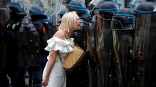 Demonstrierende Frau vor Pariser Polizei