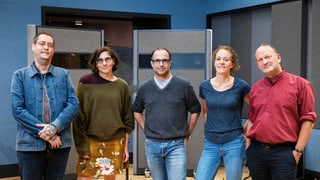 Autor Gion Mathias Cavelty, Dramaturgin Katrin Zipse, Autor Lukas Holliger, Regisseurin Susanne Janson und Autor Matthias Berger im neuen Hörspielstudio in Basel. Autor Gion Mathias Cavelty, Dramaturgin Katrin Zipse, Autor Lukas Holliger, Regisseurin Susanne Janson und Autor Matthias Berger im neuen Hörspielstudio in Basel.