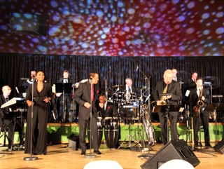 Pepe Lienhard und Band auf der Bühne.