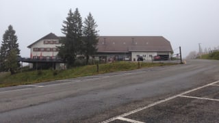 Restaurant auf einem Berg an einer Strasse. Restaurant auf einem Berg an einer Strasse.
