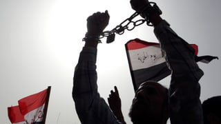 Ägyptischer Demonstrant mit Handschellen als Protest gegen die Regierung.
