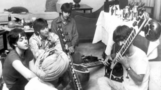 ein Foto von jungen Männern, die ein indisches Instrument üben ein Foto von jungen Männern, die ein indisches Instrument üben