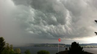 Regenschauer gehen am 15. Mai 2018 über dem Murtensee nieder. Regenschauer gehen am 15. Mai 2018 über dem Murtensee nieder.