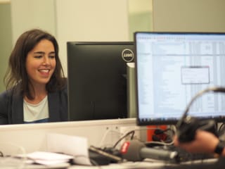 Frau vor Computer.
