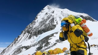 Ein Sherpa vor dem Everest.
