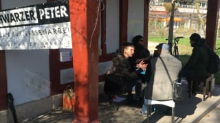 Obdachlose werden im Park beraten. Obdachlose werden im Park beraten.