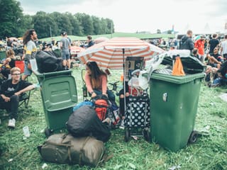 Das lange Warten auf die Türöffnung. Manche sind schon seit Mittwoch hier.
