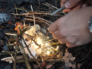 Feuer Anzünden, wie es Prepper planen: mit einem Tampon als Zunder. Feuer Anzünden, wie es Prepper planen: mit einem Tampon als Zunder.