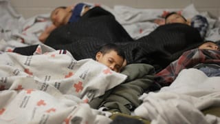 Kinder schlafen durcheinander in einem Raum