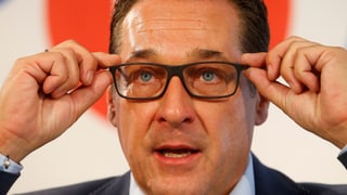 Strache rückt seine Brille zurecht. Strache rückt seine Brille zurecht.