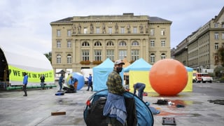 Mann steht auf dem Bundesplatz.