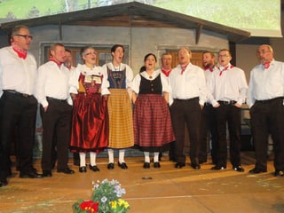 Acht Jodler und drei Jodlerinnen beim Singen während eines Heimatabends.