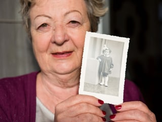 Simone Sieder-Gigandet mit einem Foto, das sie als Mädchen zeigt. Simone Sieder-Gigandet mit einem Foto, das sie als Mädchen zeigt.