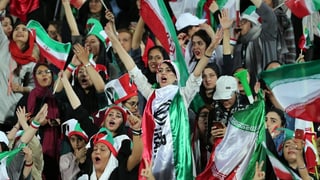 Manche Frauen trugen die Nationalflagge als Kopftuch, andere hatten sich das Gesicht in den Farben des Landes bemalt. Manche Frauen trugen die Nationalflagge als Kopftuch, andere hatten sich das Gesicht in den Farben des Landes bemalt.