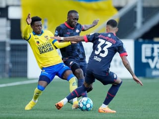 Felix Mambimbi im Zweikampf mit zwei Eindhoven-Spielern