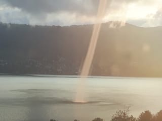 Wasserhose über dem See.