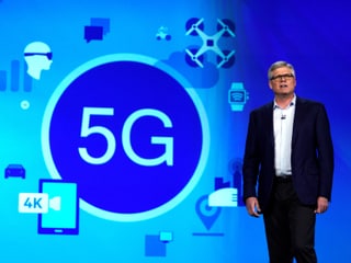 Steve Mollenkopf vor einer Leinwand, darauf schematisch 5G Vernetzung. Steve Mollenkopf vor einer Leinwand, darauf schematisch 5G Vernetzung.