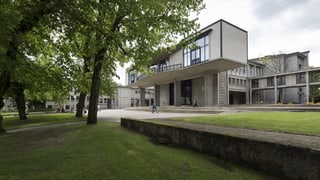 Ein Gebäude und Bäume.