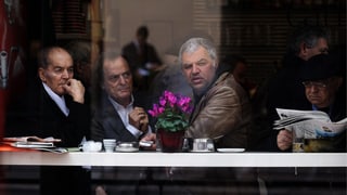 Griechische Männer in einem Café 