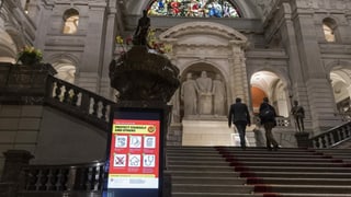 Corona-Warnplakat im Bundedhaus-Treppenhaus. Corona-Warnplakat im Bundedhaus-Treppenhaus.
