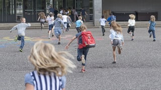Kinder rennen in die Schule.