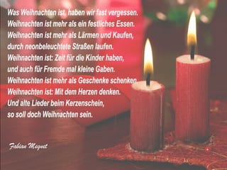 Gedicht auf rotem Hintergrund mit Kerzen.